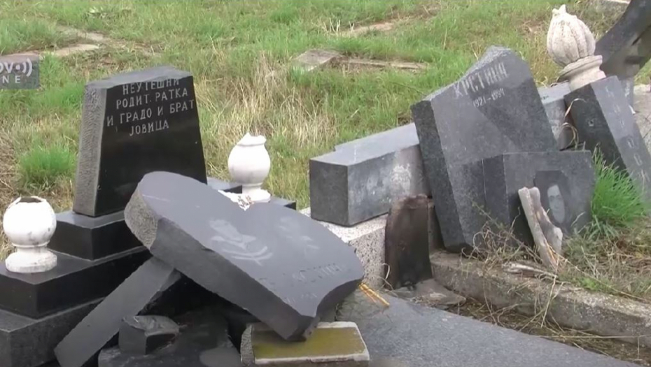 TUŽNE MITROVSKE ZADUŠNICE: Očajna rodbina sakuplja ostatke polomljenih nadgrobnih ploča - sve UNIŠTENO (VIDEO)