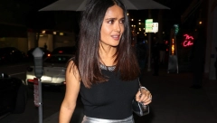 JEDNOSTAVNO, A SENZACIONALNO Srebrna metalik suknja Selme Hajek naglasila zanosne obline slavne glumice