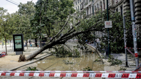 FRANCUSKU PARALIZOVALA NEZAPAMĆENA OLUJA Šteta procenjena na više od milijardu evra