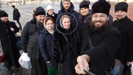 SVEŠTENIK MIHAJLO UBIO ŽENU PRED ĆERKICOM Njenu glavu odsekao i stavio u zamrzivač, pa krvav počeo da se moli