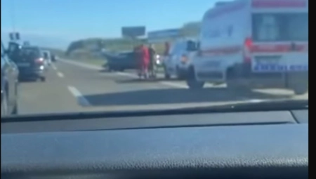 TEŠKA SAOBRAĆAJNA NESREĆA NA AUTO-PUTU Automobil smrskan, policija i Hitna pomoć na terenu