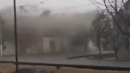 VETAR SRUŠIO POLA KUĆE ZA SEKUND Jeziv prizor u Srbiji, oluja nosi sve pred sobom (VIDEO)