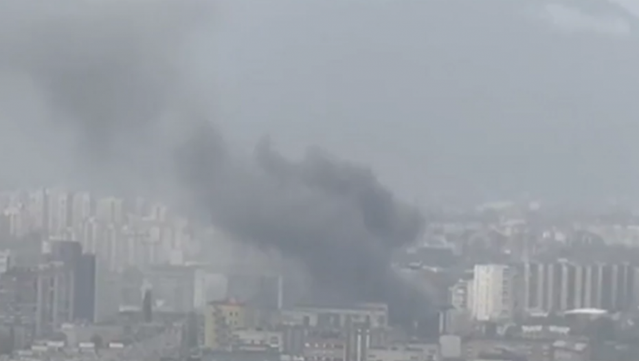 ŠEST EKIPA VATROGASACA NE MOŽE DA UGASI POŽAR Vatra zahvatila celu pijacu (VIDEO)