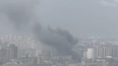 ŠEST EKIPA VATROGASACA NE MOŽE DA UGASI POŽAR Vatra zahvatila celu pijacu (VIDEO)