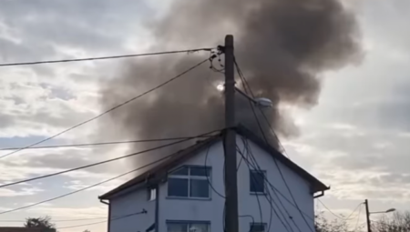DRAMA U ZRENJANINU! Crni dim kulja iz stare kuće, vatrogasci na terenu