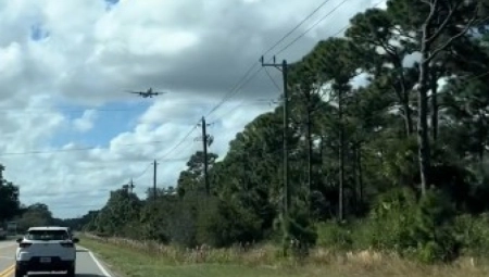 DOKAZ DA ŽIVIMO U "MATRIKSU" Žena snimila avion "ukopan" u vazduhu, ljudi traže objašnjenje