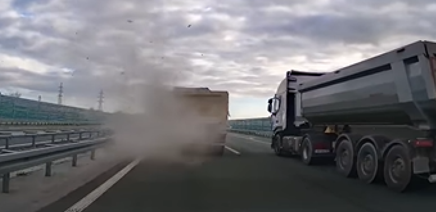 CRNI OBLAK DIMA, DELOVI GUME LETE SVUDA PO PUTU Jeziva nesreća na auto-putu (VIDEO)