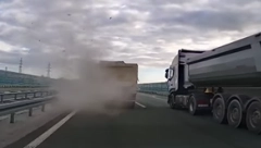 CRNI OBLAK DIMA, DELOVI GUME LETE SVUDA PO PUTU Jeziva nesreća na auto-putu (VIDEO)