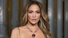 DŽENIFER LOPEZ PONOVO OSTAVILA SVE BEZ DAHA Obukla providnu čiškastu haljinu i pokazala izvajane mišiće u 54. godini