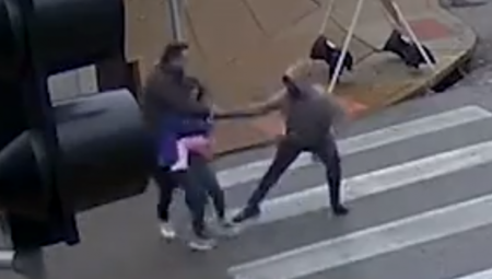 MUŠKARAC S KAPULJAČOM OTIMA BEBU MAJCI IZ RUKU NASRED ULICE Kamera uhvatila užasan trenutak u SAD (VIDEO)