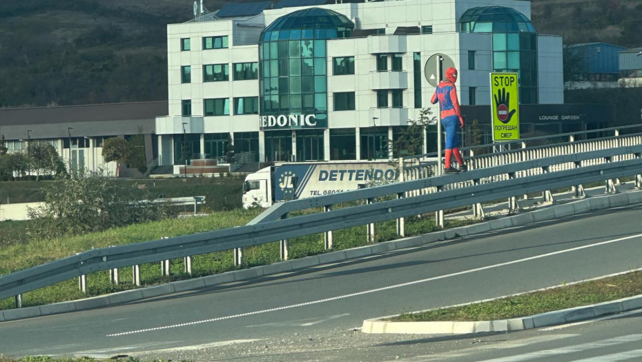 SRPSKI SPAJDERMEN PONOVO U AKCIJI Kostimiran muškarac hoda po bankini (FOTO)