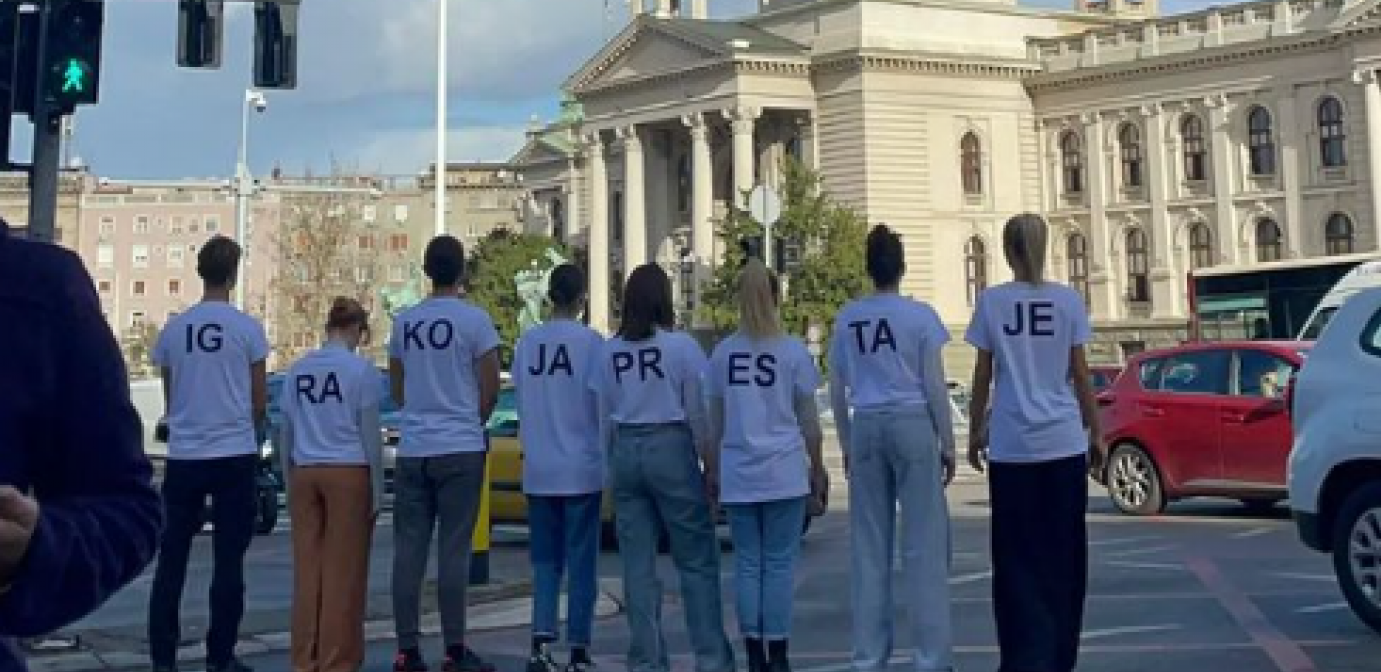 IZLEĆU NA PEŠAČKE PRELAZE I SEMAFORE DA BI SPASILI ŽIVOTE Studenti u akciji protiv najopasnijeg poroka