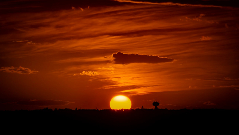 MISTERIOZNE POJAVE NA NEBU IZNAD PANČEVA I UŽICA Oblaci crveni ko krv, evo o čemu se radi (FOTO)