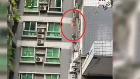 ŠVALER VISIO SA PROZORA POTPUNO NAG, PA PAO SA ČETVRTOG SPRATA Snimak kruži društvenim mrežama, ovako nešto viđate samo na filmovima (VIDEO)