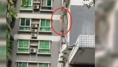 ŠVALER VISIO SA PROZORA POTPUNO NAG, PA PAO SA ČETVRTOG SPRATA Snimak kruži društvenim mrežama, ovako nešto viđate samo na filmovima (VIDEO)