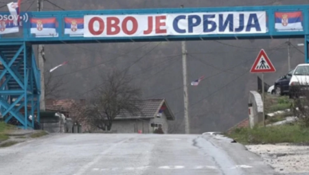 KURTIJEVO MALTRETIRANJE SE NASTAVLJA Specijalci ušli u Leposavić, pa sklonili srpske zastave i pano "Ovo je Srbija"