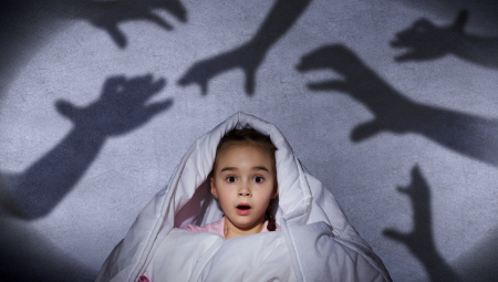 OSEĆATE LI ČESTO DA JE NEKO U VAŠOJ SOBI DOK SPAVATE? Evo koji su razlozi, a možda je potrebno posetiti i lekara