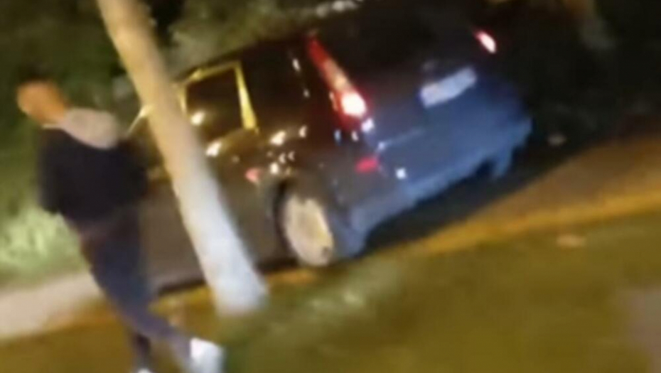 KAKVA BAHATOST U BEOGRADSKOM NASELJU! Pešaci se sklanjaju u stranu dok manijak vozi po trotoaru (VIDEO)