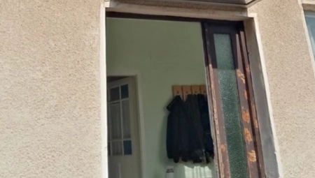 ŠTA JE OVO LJUDI MOJI? Detalj s nečijeg kućnog praga postao je hit u regiji, protrljajte dobro oči