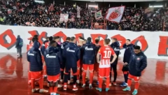 NA RAPORT KOD "DELIJA" Navijači Crvene zvezde držali fudbalere po pljusku 20 minuta, imali su samo jednu poruku za igrače (VIDEO)