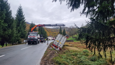 DRAMATIČAN PRIZOR KOD BIJELOG POLJA Dizalica izvlači šleper koji je sleteo sa puta, sabraćaj blokiran (VIDEO)