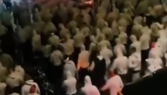 NEMAČKI HULIGANI HTELI DA ZAPALE NAPULJ Navijači se tukli sa policijom, uhapšeno 11 vandala (VIDEO)