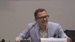BLJUJE MRŽNJU PROTIV SRBIJE I VUČIĆA Lobista Mujanović u korak sa opozicijom traži nezavisnost Kosova po svaku cenu (VIDEO)