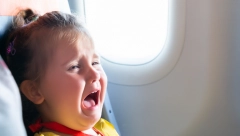 AVIOKOMPANIJA UVELA "ZONE BEZ DECE" I IZAZVALA BROJNE REAKCIJE "Učite svoju decu kako da se ponašaju"