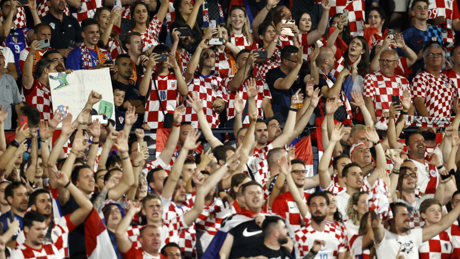 HRVATSKI HULIGANI SLAVE ETNIČKO ČIŠĆENJE SRBA Na Vaskrs urlali "Mi Hrvati ne pijemo vina, samo krvi četnika iz Knina"