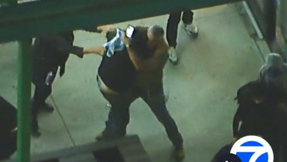 ŽESTOKA TUČA ISPRED MUZEJA TOLERANCIJE! Pušten film o zločinima Hamasa u IZRAELU:  Stigle pristalice obe strane, a onda je usledio OBRAČUN! (VIDEO)