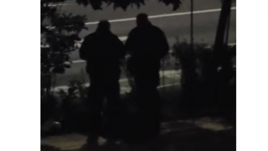 UZNEMIRUJUĆI VIDEO IZ PODGORICE: Ženska osoba pretučena i ostavljena da leži i zapomaže na trotoaru