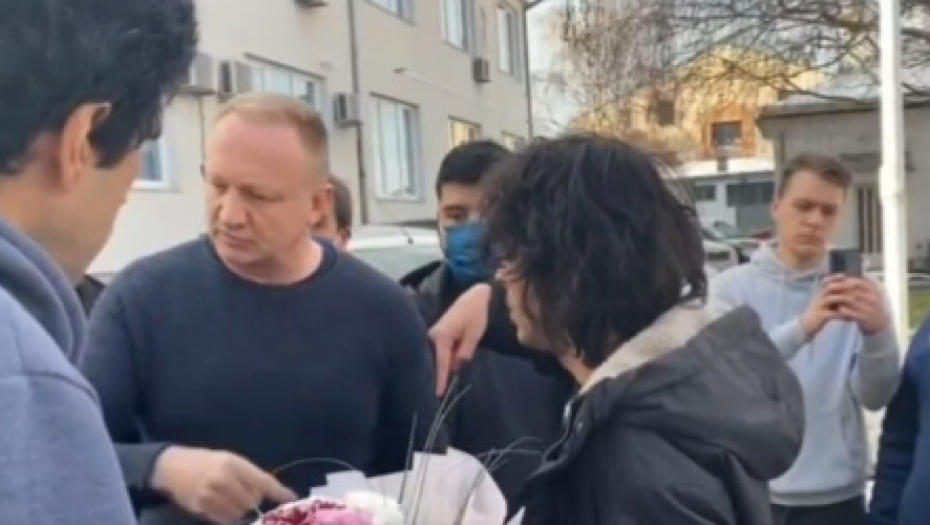 TO JE TVOJA DEMOKRATIJA, DRAGANE Pogledajte kako Đilasove gorile maltretiraju novinara (VIDEO)