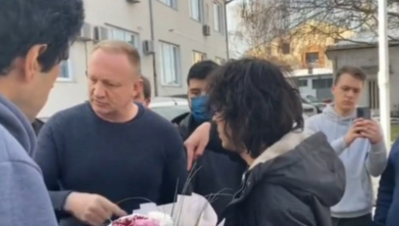 TO JE TVOJA DEMOKRATIJA, DRAGANE Pogledajte kako Đilasove gorile maltretiraju novinara (VIDEO)