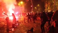 OPET HAOS NA ULICAMA MADRIDA Letele flaše i baklje, policija samo hapsi!