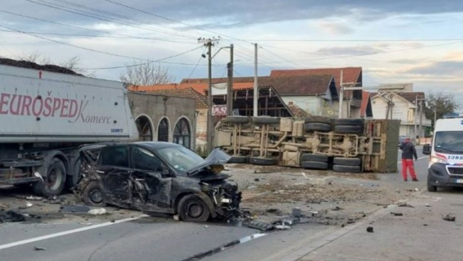 STRAVIČNE SLIKE NESREĆE U STOPANJI Vozač je bio pod dejstvom alkoholam, kamion je prevrnut pored puta, svuda je srča