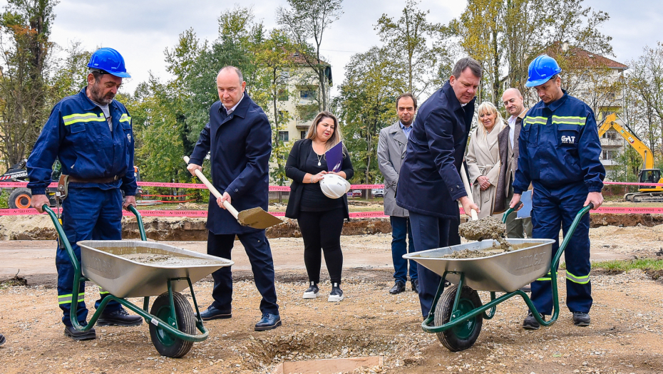 Mirović i Đurić postavili kamen temeljac za izgradnju novog objekta OŠ „Miloš Crnjanski“ u Novom Sadu