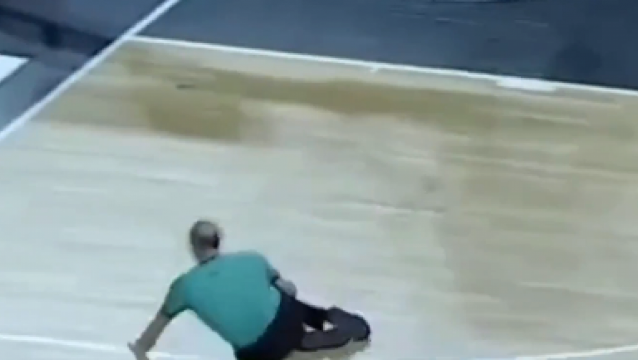 BIZARNA SCENA NA MEČU LIGE ŠAMPIONA Sudija pokidao ligamente dok je hteo da dosudi faul