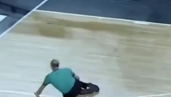 BIZARNA SCENA NA MEČU LIGE ŠAMPIONA Sudija pokidao ligamente dok je hteo da dosudi faul