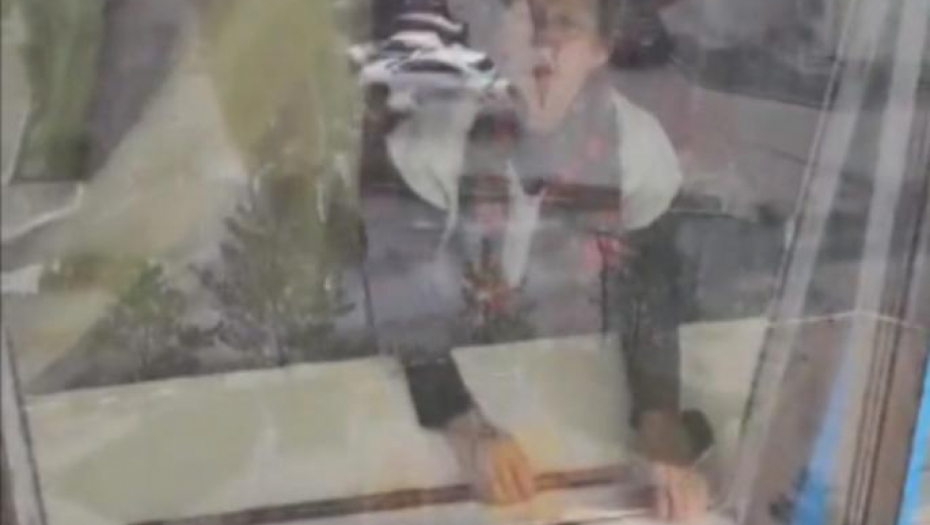BAKA MISLILA DA JE PERAČ PROZORA PROVALNIK Uzela pravdu u svoje ruke i napravila haos (VIDEO)
