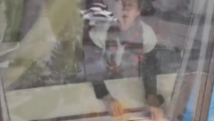 BAKA MISLILA DA JE PERAČ PROZORA PROVALNIK Uzela pravdu u svoje ruke i napravila haos (VIDEO)