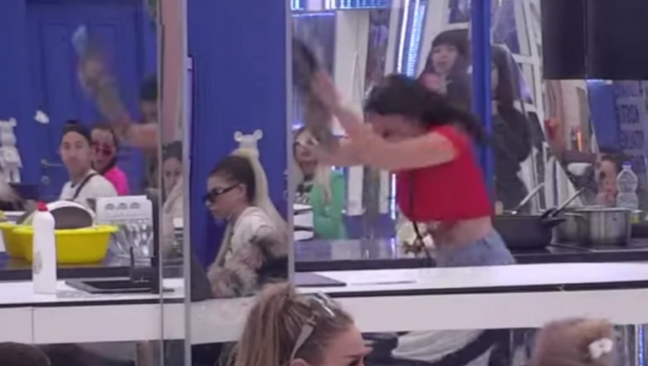 LOMI TANJIRE I URLA IZ SVEG GLASA Teodora Delić pravi haos po imanju, obezbeđenje se u sekundi stvorilo u kući