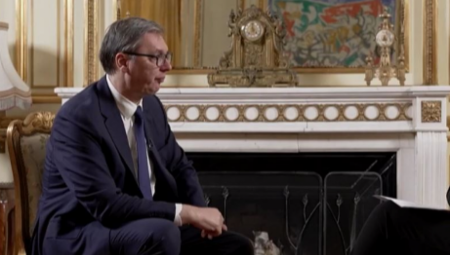 VUČIĆ SE OGLASIO IZ PARIZA Nastaviće da insistiraju, ali ako budemo isti kao svi, šta će nam onda država, vlada?