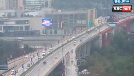 U BEOGRADU PUSTE ULICE Subota bez gužvi, jedva da ikoga ima na ulicama zbog kiše (FOTO)