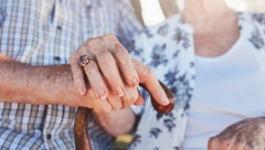 ZAŠTO ŽENE ŽIVE DUŽE OD MUŠKARACA? Dugovečnije za čak 7 godina, a evo i zašto, postoje 4 ključna razloga