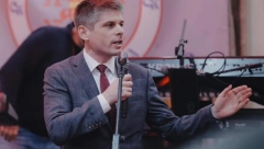 DA JE LAZOVIĆ OBILAZIO ENKLAVE NA KiM UMESTO ŽURKI, ZNAO BI DA KOSOVO NIJE ISPIJENA FLAŠA PIVA Gujon ga je sad totalno razmontirao