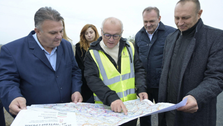 Vesić: Samo u Odžacima ove godine obnovljeno 25 kilometara lokalnih puteva, nastavljamo dalje