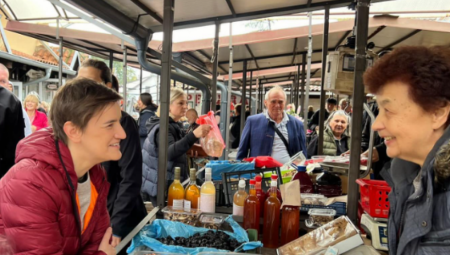 "ZNAMO DA NAŠI LJUDI ZASLUŽUJU JOŠ BOLJE" Brnabić obišla pijacu Banjica