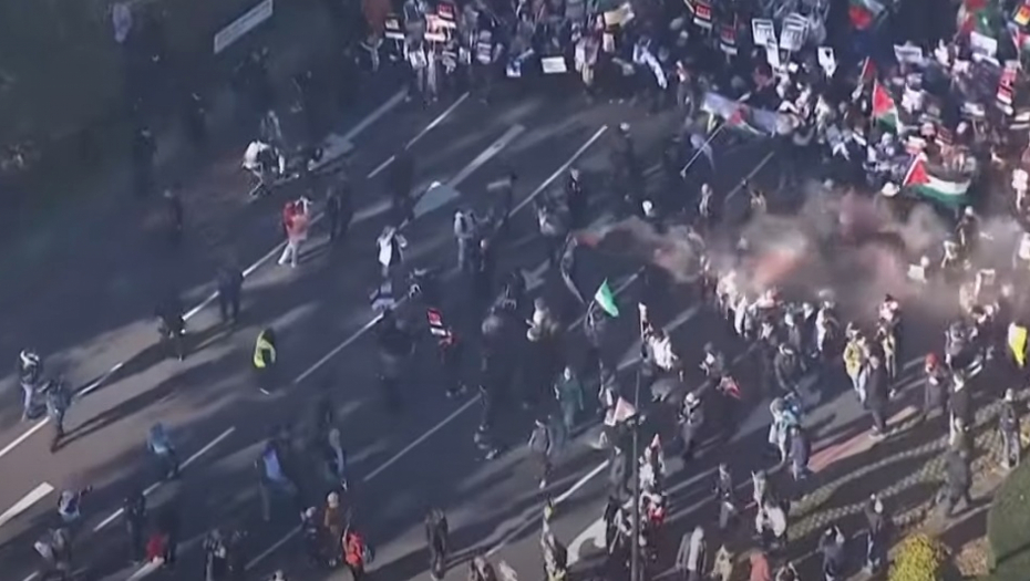 MASOVNI NEREDI U LONDONU Sevaju pendreci po leđima demonstranata, lete flaše na policiju (VIDEO)