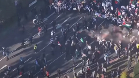 MASOVNI NEREDI U LONDONU Sevaju pendreci po leđima demonstranata, lete flaše na policiju (VIDEO)