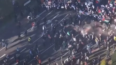 MASOVNI NEREDI U LONDONU Sevaju pendreci po leđima demonstranata, lete flaše na policiju (VIDEO)